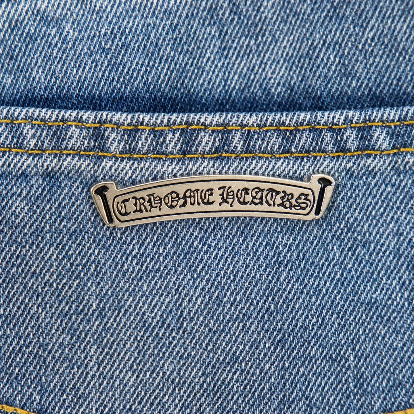 P240 Chrome hearts print stitching black leather classic washed jeans. Really restores the ultimate vintage texture. Three-dimensional version. Loose and comfortable, not picky on the figure. Looks taller and slimmer. Factory precision. Original factory quality control. Same style for men and women. Can be matched with couples. Versatile recommendation. Must-have jeans for all seasons. Fashionistas have been disappointed. From the quality selection of fabrics, the tailoring of details, and the matching of patterns, they are all impeccable! The upper body is so handsome when worn...it can be easily worn by men, women and children! The craftsmanship is made of heavy-duty washed pure cotton denim fabric. After washing, it is soft and thick. It is very stylish when worn on the body. Style number: 1760# Color: blue Size: 28 30 32 34 36
